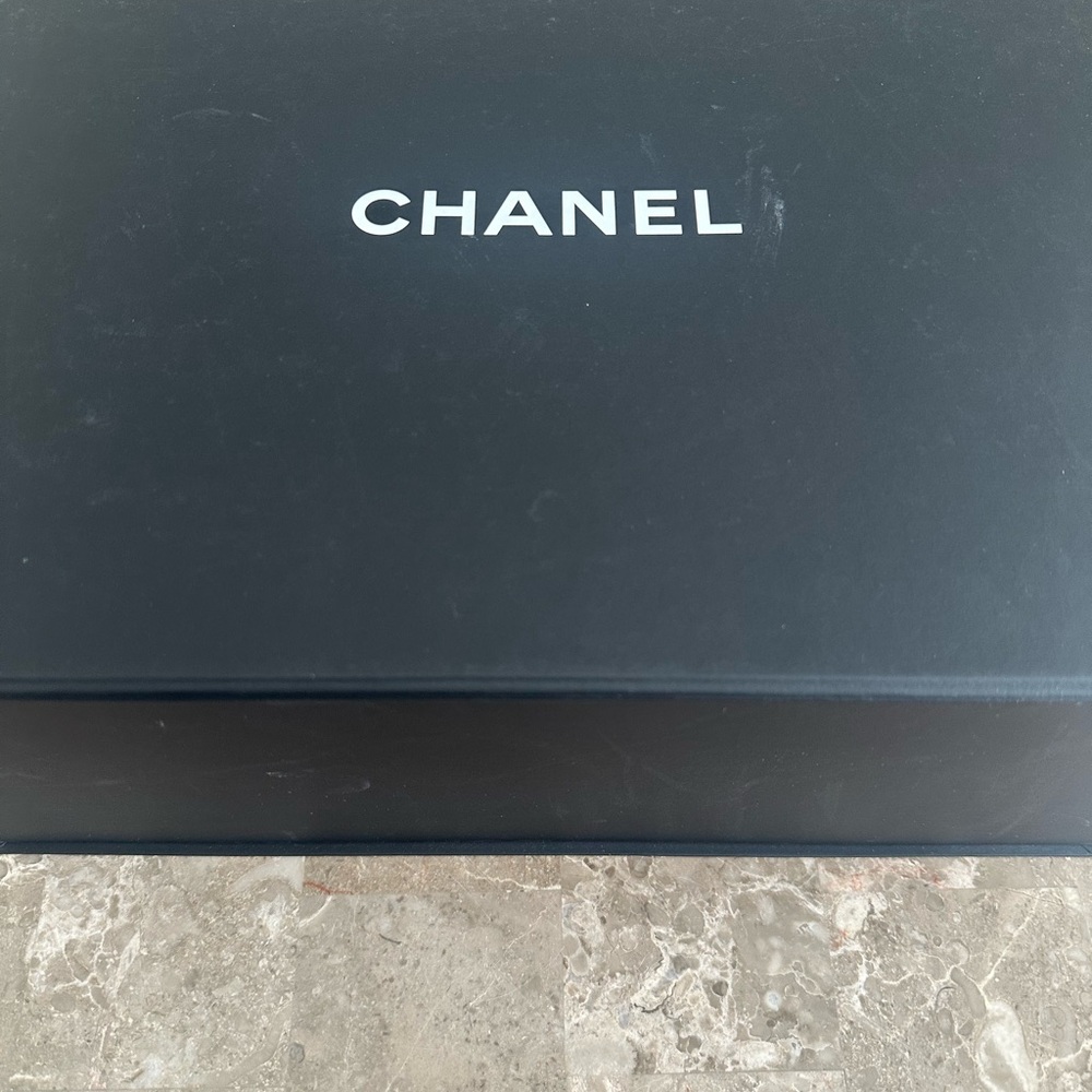 Chanel Black and White Gift Box - Picture 10 of 11